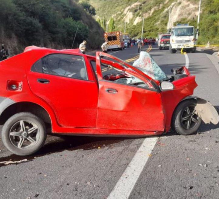 $!Tragedia en Guayllabamba: dos fallecidos y trece heridos en accidente de tránsito