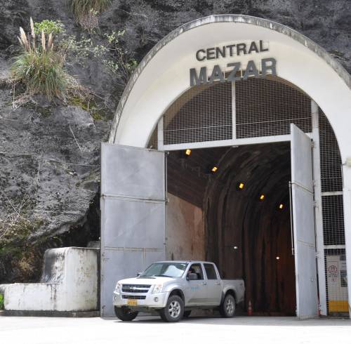 Fotografía de la puerta principal de la central hidroeléctrica Mazar.
