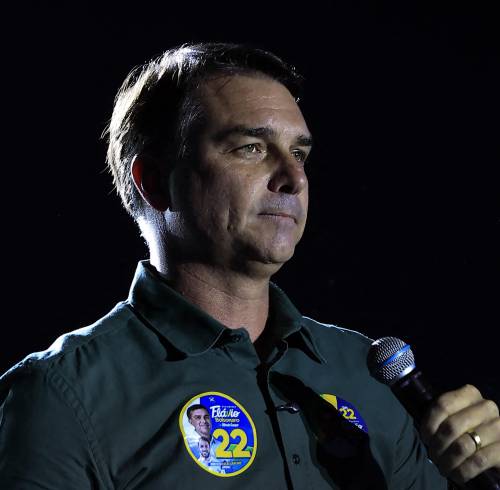 El senador brasileño de derecha y candidato presidencial por el Partido Liberal (PL), Flavio Bolsonaro, hace gestos durante un acto de campaña en Guarulhos, estado de São Paulo, Brasil, el 21 de octubre de 2026.