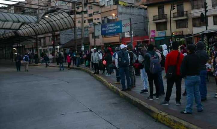 Transportistas de Quito suspenden servicio en protesta a subida de precios de combustibles