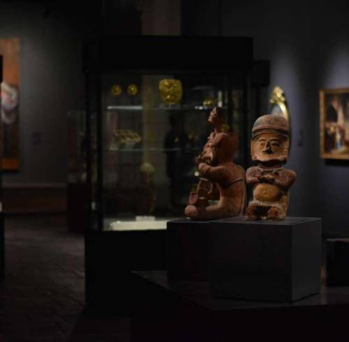 Piezas patrimoniales exhibidas en el Museo Nacional del Ecuador.