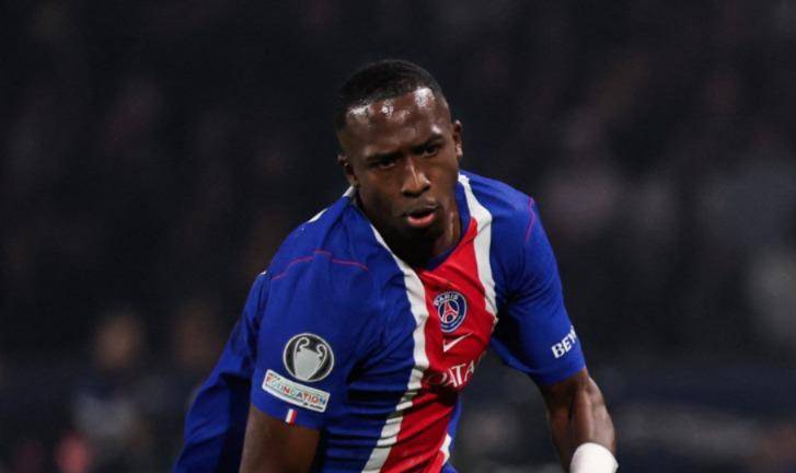 Willian Pacho, jugador del PSG nominado al Balón de Oro 2026.