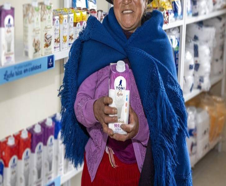 $!Una señora disfrutando de Leche Toni.
