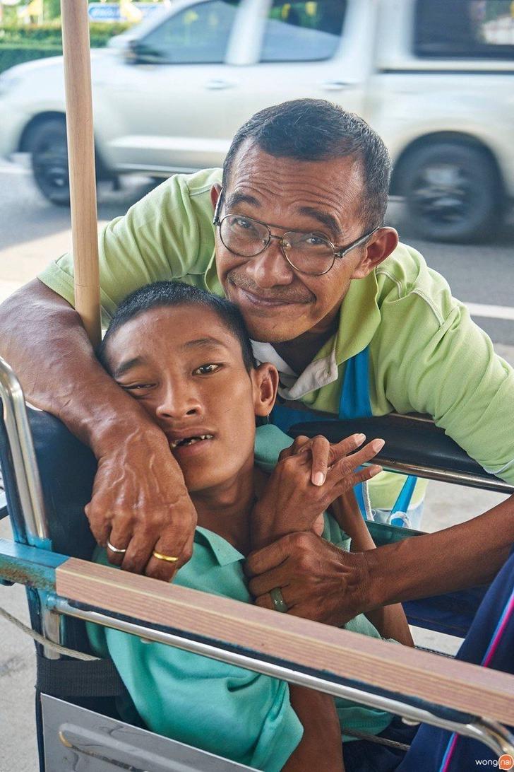 $!Su esposa lo abandonó y vende helados en la calle para mantener a su hijo con discapacidad