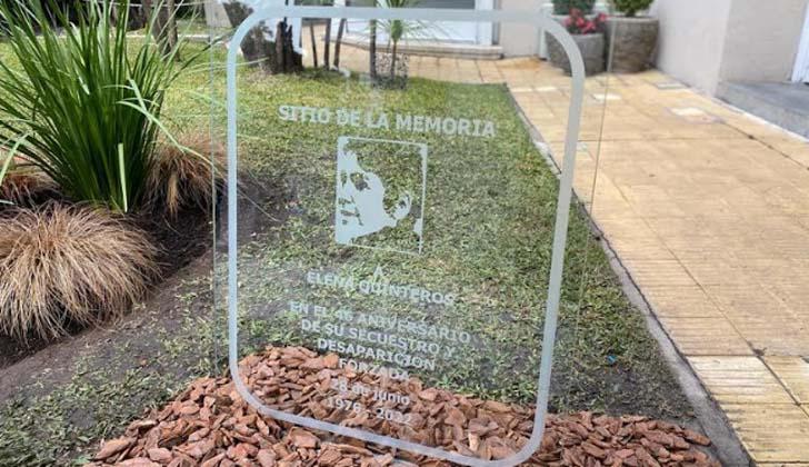 $!Pieza conmemorativa a Elena Quinteros colocada en el jardín de la exembajada de Venezuela en Montevideo, donde fue recapturada tras pedir asilo a gritos.