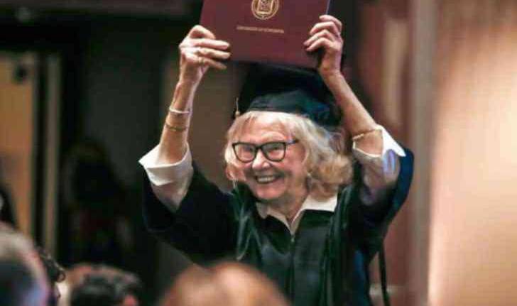 Abuelita logró graduarse de la universidad a los 84 años