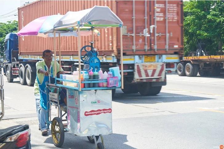 $!Su esposa lo abandonó y vende helados en la calle para mantener a su hijo con discapacidad