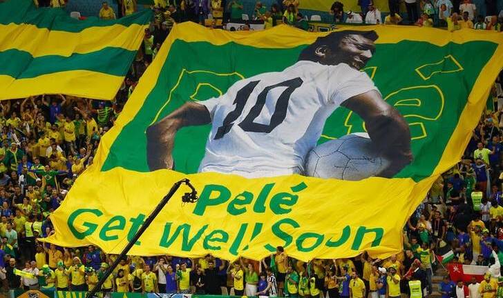 Hinchas de Brasil desplegando una bandera en honor a Pelé antes del partido con Camerún por la Copa Mundial de la FIFA Catar 2022.