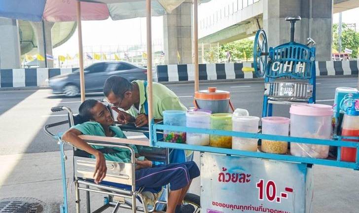 Su esposa lo abandonó y vende helados en la calle para mantener a su hijo con discapacidad