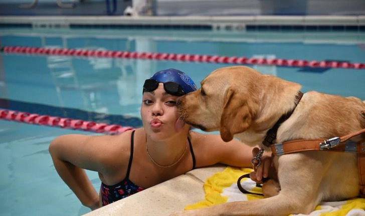 Nadadora paralímpica y su perro guía conmueven con su historia