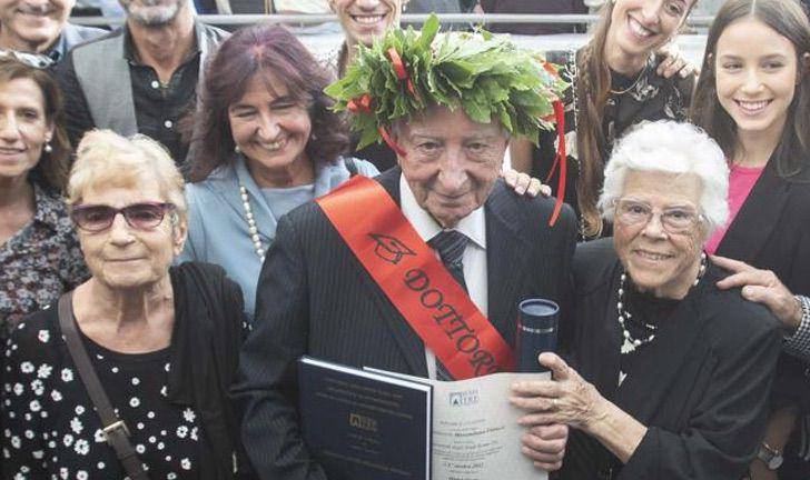 Hombre logra graduarse de la universidad a los 90 años