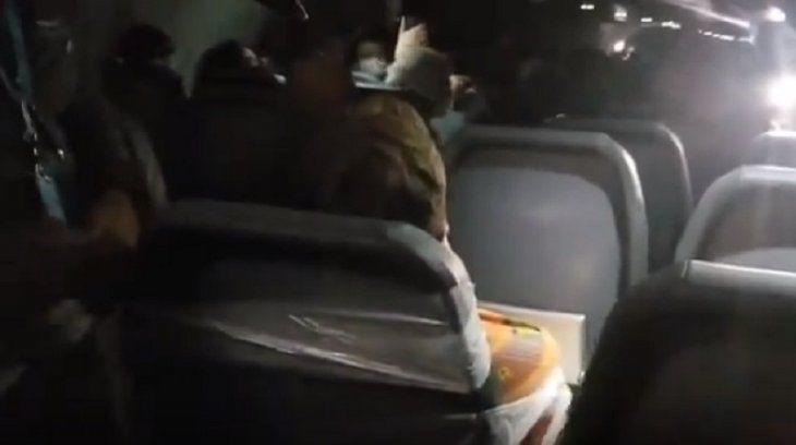 Un pasajero violento fue atado con cinta adhesiva en un vuelo en EEUU
