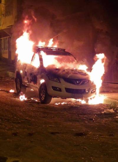 Uno de los vehículos incendiados por sujetos aún no detenidos, en la madrugada de este domingo, en Esmeraldas.
