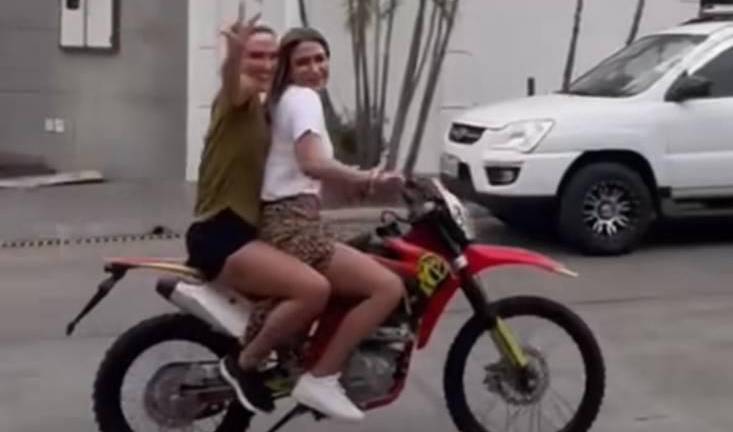 ATM multa a hermana de Cynthia Viteri por no usar casco en moto