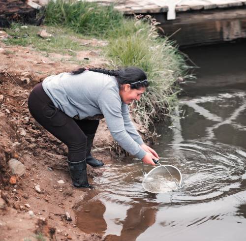 Las guardianas del agua: la lucha de las mujeres por obtener un recurso vital