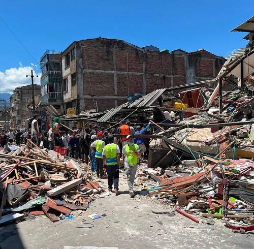 Rescatistas buscan sobrevivientes en un edificio colapsado tras un terremoto en Pereira, Colombia, el 10 de agosto de 2026.