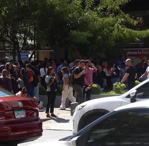 Ciudadanos se reúnen en un punto luego de evacuar varios edificios tras el terremoto en Panamá.