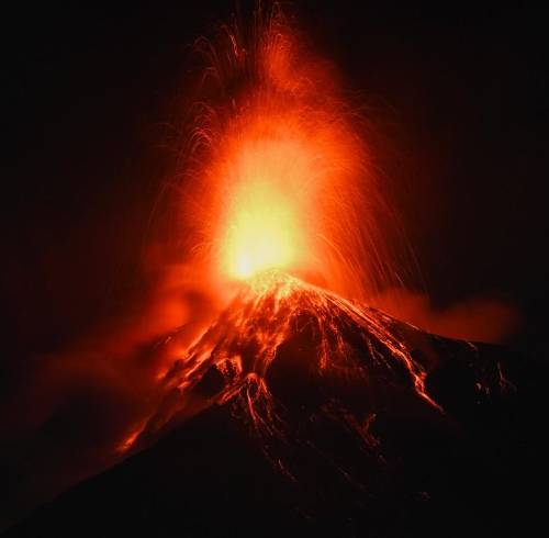 El volcán de Fuego entra en erupción en Alotenango, a unos 65 kilómetros al suroeste de la Ciudad de Guatemala, en la madrugada del 4 de agosto de 2026.