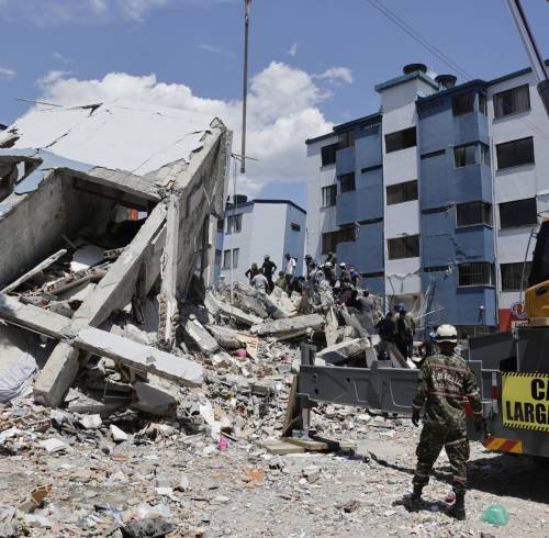 Integrantes del Ejercito de Colombia y voluntarios realizan una operación de rescate en los escombros de un edificio tras el terremoto de magnitud 7,4 que sacudió la mayor parte de Colombia.