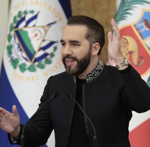 El presidente de El Salvador, Nayib Bukele, habla durante una rueda de prensa luego de su reunión con su homóloga de Perú, Keiko Fujimori, este jueves en la Casa Presidencial, en San Salvador.