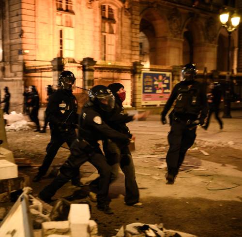 Agentes de policía empujan a un manifestante en la plaza de la Comédie durante una protesta contra el «alto costo de la vida» en Lyon, en el sureste de Francia, el 17 de octubre de 2026.
