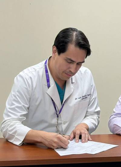 Nuevo gerente del Hospital del Niño, Luis Zavala (derecha), en el acto de posesión este 22 de mayo de 2026.