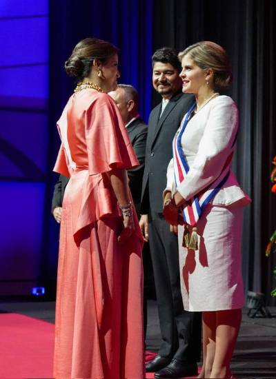 La vicepresidenta de Ecuador, María José Pinto (I), felicita a la nueva presidenta de Costa Rica, Laura Fernández.