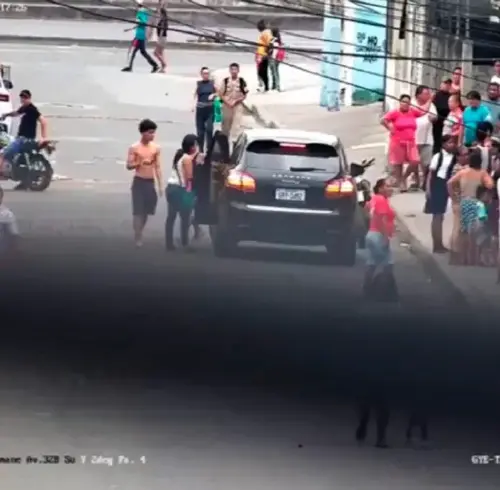 Las cámaras de Segura EP registraron un vehículo Porsche estacionado en la Isla Trinitaria.