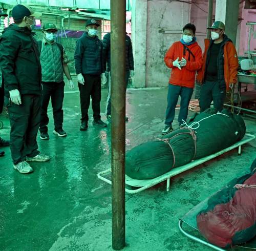 Amigos y familiares reaccionan a la llegada de los cuerpos de dos víctimas de una avalancha al Hospital Universitario Tribhuvan de Katmandú, Nepal, el 28 de septiembre de 2026.