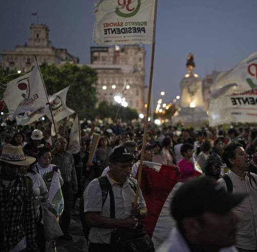 Simpatizantes del candidato presidencial peruano del partido Juntos por el Perú, Roberto Sánchez, protestan en Lima el 13 de junio de 2026.