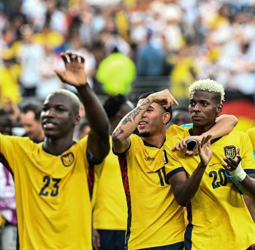 El mediocampista ecuatoriano Kendry Páez (centro-izquierda) y el delantero Nilson Angulo (centro-derecha) celebran la victoria tras el partido del Grupo E del Mundial 2026 entre Ecuador y Alemania.