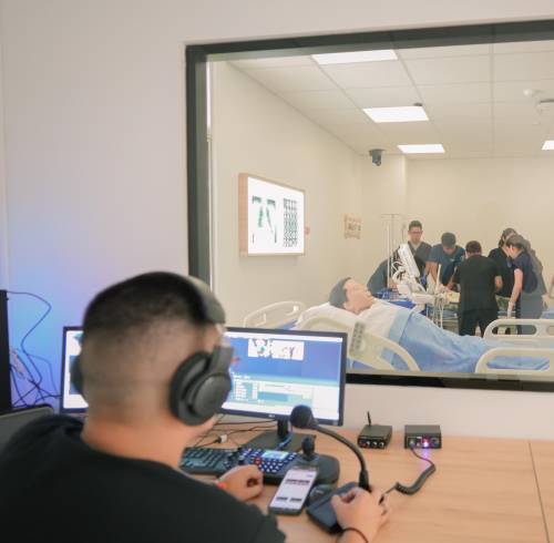SimLAB Learning Space replica escenarios de atención médica en diferentes niveles de complejidad.