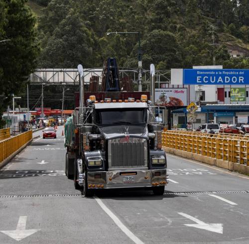 Un camión cruza el puente internacional de Rumichaca en la frontera entre Colombia y Ecuador, en Ipiales, departamento de Nariño, Colombia, el 21 de enero de 2026.