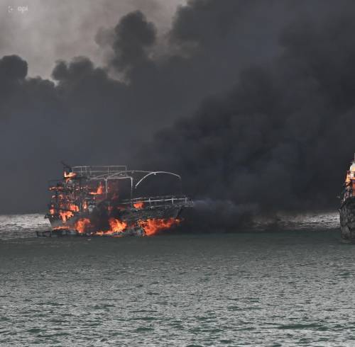 Fotografía que muestra a dos embarcaciones pesqueras completamente incineradas.