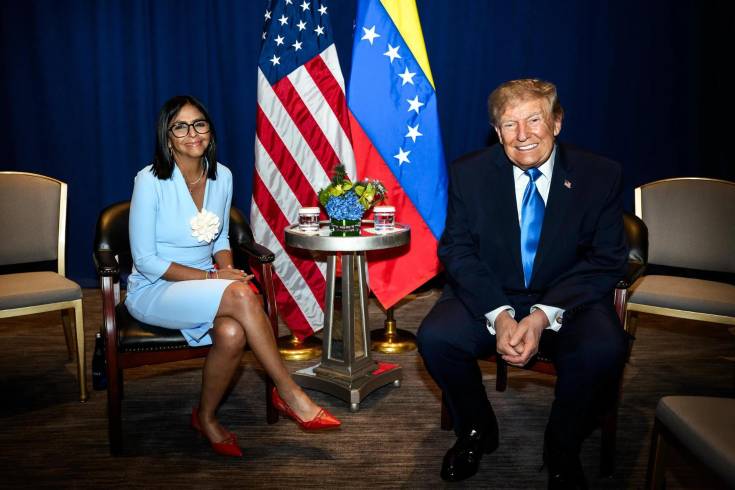 La presidenta interina de Venezuela, Delcy Rodríguez (i), posa junto al presidente de Estados Unidos, Donald Trump.