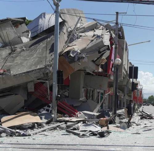 Varias construcciones del sur de Filipinas colapsaron a causa del sismo de magnitud 7,8.