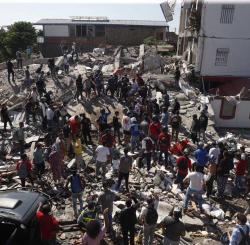 Personas observan los escombros de edificaciones colapsadas por el terremoto de magnitud 7,4 en Colombia.
