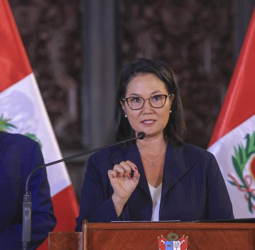 Fotografía cedida por Presidencia de Perú que muestra a la mandataria Keiko Fujimori hablando en el Palacio de Gobierno este viernes en Lima, Perú.