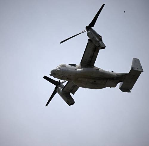 Una aeronave militar estadounidense V-22 Osprey sobrevuela la zona afectada por los dos terremotos del 24 de junio, en La Guaira, Venezuela, el 30 de junio de 2026.