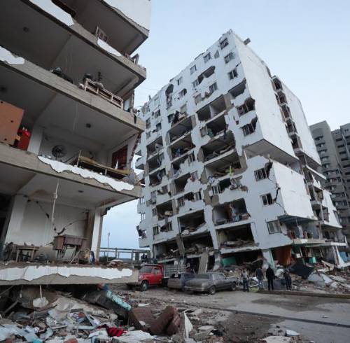 Los escombros de varios bloques de viviendas dañados por los terremotos en la localidad de Catia La Mar, en el estado costero de La Guaira (Venezuela).