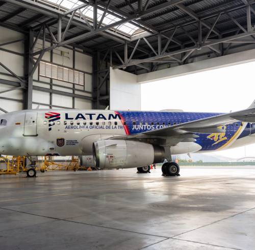 Foto del avión de Latam en un hangar del aeropuerto.
