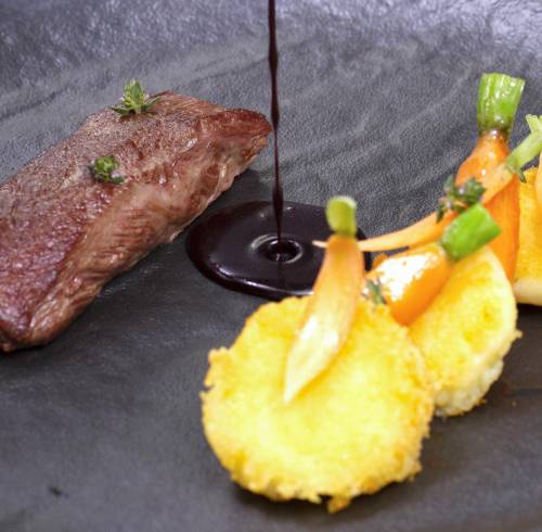 Cordero al jugo y llapingachos por el chef Francisco Gael León.