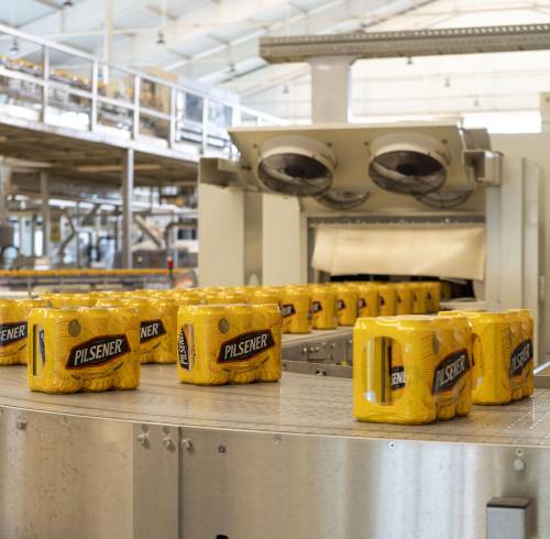 Latas de cerveza Pilsener en una línea de producción.