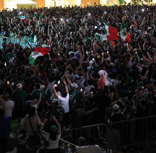Aficionados de México celebran la victoria de México frente a Ecuador.