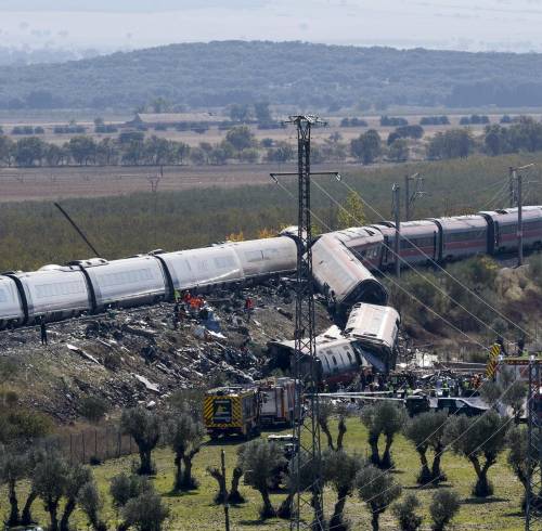 Servicios de emergencia y miembros de la Guardia Civil trabajan en el lugar del accidente de dos trenes.