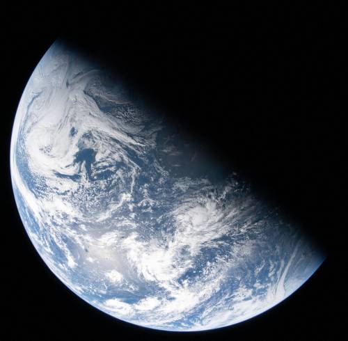 Imagen facilitada por la NASA muestra la Tierra a través de la ventanilla de la nave espacial Orion en la misión Artemis II, el 2 de abril de 2026.