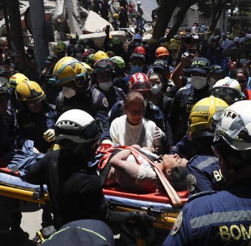 Integrantes del cuerpo de Bomberos de Cali rescatan a Diana Troncoso entre los escombros que dejó el terremoto de magnitud 7,4, este martes en Torres del Limonar, en Cali.