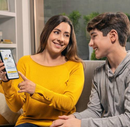 Usuaria enseña uso de app financiera