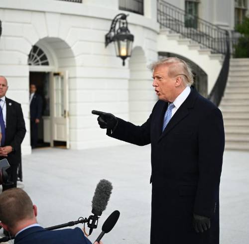 El presidente de Estados Unidos, Donald Trump, hablando con los medios de comunicación.