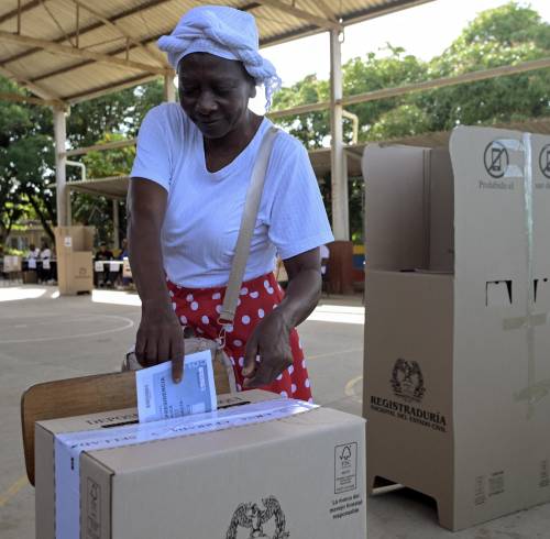 Una mujer ejerciendo su derecho al voto en Cauca, Colombia, este 21 de junio de 2026.